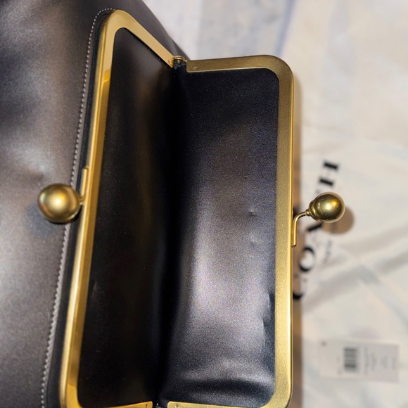 Coach Dino Kisslock - Picture 7 of 9